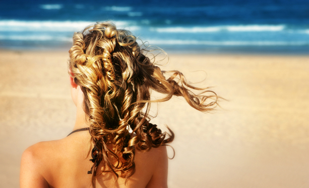 Как предохранить волосы в летнее время?
